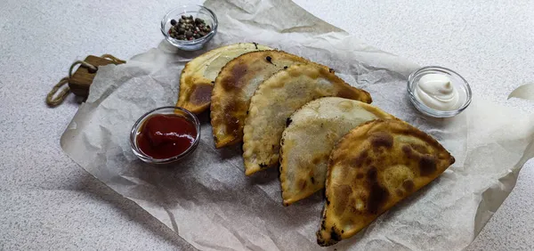 Özbek doğu Tatar mutfağı, etli cheburek. Geleneksel Türk ve Moğol yemeği.