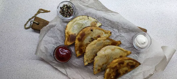 Özbek doğu Tatar mutfağı, etli cheburek. Geleneksel Türk ve Moğol yemeği.