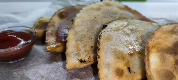 Özbek doğu Tatar mutfağı, etli cheburek. Geleneksel Türk ve Moğol yemeği.