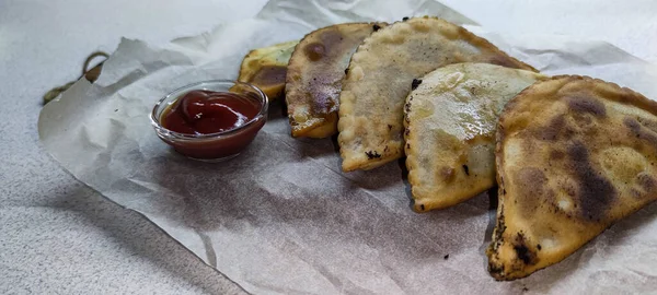 Özbek doğu Tatar mutfağı, etli cheburek. Geleneksel Türk ve Moğol yemeği.