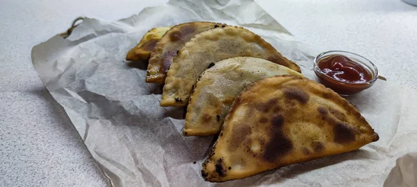 Özbek doğu Tatar mutfağı, etli cheburek. Geleneksel Türk ve Moğol yemeği.