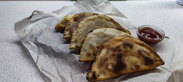 Özbek doğu Tatar mutfağı, etli cheburek. Geleneksel Türk ve Moğol yemeği.