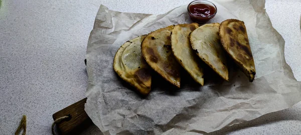 Özbek doğu Tatar mutfağı, etli cheburek. Geleneksel Türk ve Moğol yemeği.