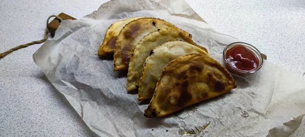 Özbek doğu Tatar mutfağı, etli cheburek. Geleneksel Türk ve Moğol yemeği.