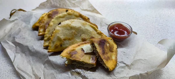 Özbek doğu Tatar mutfağı, etli cheburek. Geleneksel Türk ve Moğol yemeği.