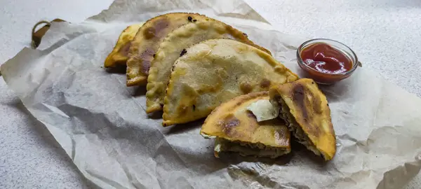 Özbek doğu Tatar mutfağı, etli cheburek. Geleneksel Türk ve Moğol yemeği.