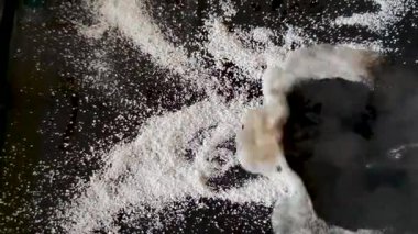 Kızartma için fırının kirlenmiş yüzeyi. Kirli, yanmış bir çarşaf ve temizlik malzemesi..