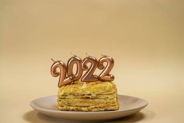 Ciasto Noworoczne Świecami 2022 Świętowanie Nowego Roku 2022 — Zdjęcie stockowe