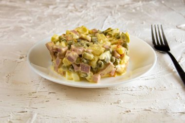 Beyaz arka planda Olivier salatası, nomemade tarifi. Olivier sebze salatası ve cam bir kâse ev yemeği, yakın plan fotoğraf..