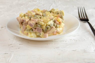 Beyaz arka planda Olivier salatası, nomemade tarifi. Olivier sebze salatası ve cam bir kâse ev yemeği, yakın plan fotoğraf..