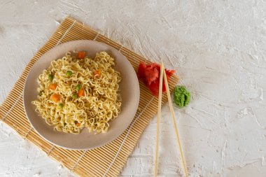 Sebzeli hazır şehriye. Geleneksel Asya yemekleri. Çin yemeği..