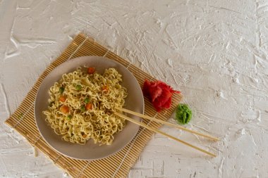 Sebzeli hazır şehriye. Geleneksel Asya yemekleri. Çin yemeği..