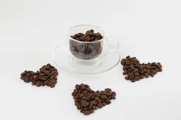 Kalp Şeklinde Kahve Çekirdekleri Beyaz Arka Planda Bir Fincan Kahvenin — Stok fotoğraf
