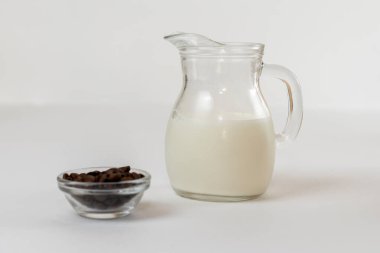 Dalgona kahve malzemeleri. Kahve çekirdeği ve süt..