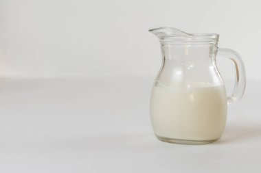 Süt sürahisi afişi. Çiftlik süt ürünleri konsepti. Süt günü. Kopyalamak için boşluk.