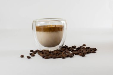 Soğuk dalgona kahvesi. Kremalı hazır kahve. Popüler kahve. Kahve köpüklü Latte espresso..