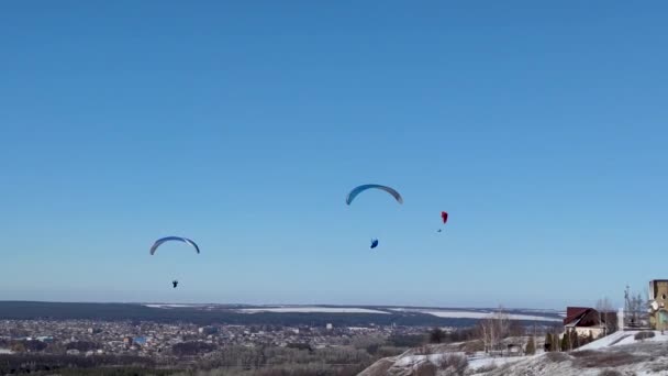 多くのパラグライダーが山の上を飛ぶ パラシュートやパラグライダーの経験 アドレナリンと極端だ ウクライナ イズームの町 Kremyanets 2022年2月13日 — ストック動画