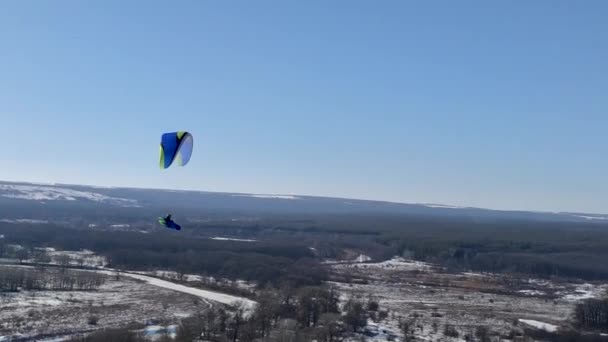 Mnoho Paraglidistů Přeletí Přes Vrchol Hory Padáky Nebo Zážitek Paraglidingu — Stock video
