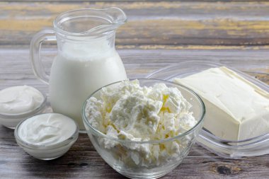 Taze süt ürünleri, süt, süzme peynir, yoğurt, ekşi krema ve tereyağı..