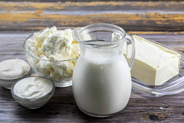 Świeże Przetwory Mleczne Mleko Ser Wiejski Jogurt Śmietana Masło Drewnianym — Zdjęcie stockowe