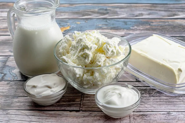 Świeże Przetwory Mleczne Mleko Ser Wiejski Jogurt Śmietana Masło Drewnianym — Zdjęcie stockowe