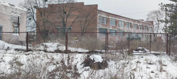 Eski bina buzla kaplı. Donmuş bina. Terk edilmiş bina. Ukrayna, Kharkiv bölgesi, Izyum şehri.