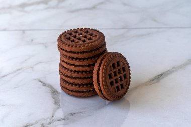 Hafif arka planda çikolatalı kurabiyeler. Çikolatalı sandviç, kurabiye..