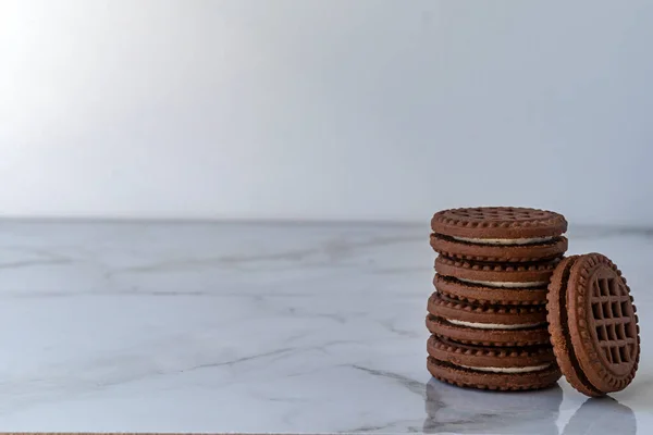 Schokoladenkekse Auf Hellem Hintergrund Schokoladen Sandwich Kekse — Stockfoto