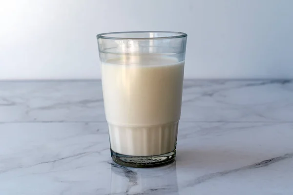 Ein Glas Milch Isoliert Auf Einem Hellen Hintergrund Milchglasbanner Das — Stockfoto