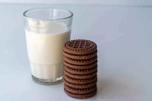 Schokoladenkekse Mit Milch Auf Hellem Hintergrund Schokoladen Sandwich Kekse — Stockfoto