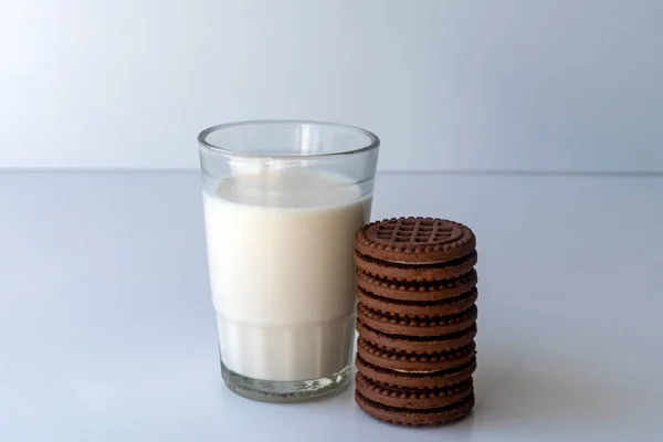 초콜릿 쿠키에 우유를 초콜릿 샌드위치 — 스톡 사진