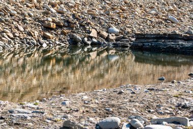 Ukrayna dağlarındaki dağ nehri. Peremiyskaya nehri, Ivano-Frankivsk bölgesi. İlkbahar 2022.