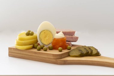 Beyaz arka planda Olivier salatası, nomemade tarifi. Olivier sebze salatası ev yemeği, yakın plan fotoğraf..