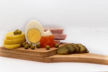 Beyaz arka planda Olivier salatası, nomemade tarifi. Olivier sebze salatası ev yemeği, yakın plan fotoğraf..