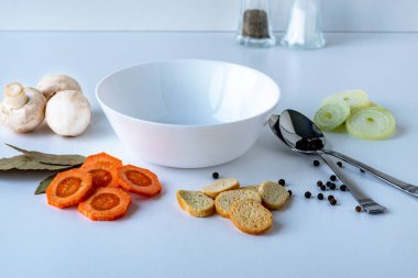 Mantar çorbası yapmak için gerekli malzemeler. Beyaz arka planda sebze çorbası pişirmek için çeşitli malzemeler. Vejetaryen yemeği.