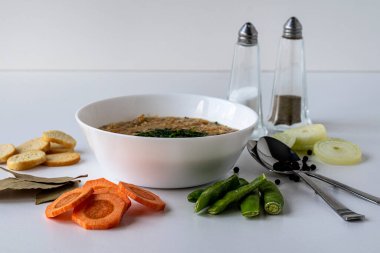 Sebze çorbası. Mantar çorbası yapmak için gerekli malzemeler. Beyaz arka planda sebze çorbası pişirmek için çeşitli malzemeler. Vejetaryen yemeği.