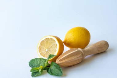 Beyaz arka planda doğal limon meyvesi. Olgun sarı limon. Taze limon suyu..