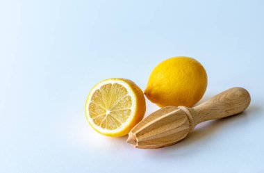 Beyaz arka planda doğal limon meyvesi. Olgun sarı limon. Taze limon suyu..