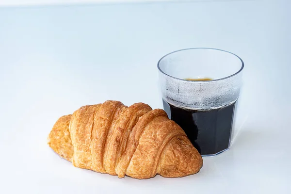 Kaffe Och Croissant Vit Bakgrund Färsk Gelicious Frukost Med Kaffe — Stockfoto