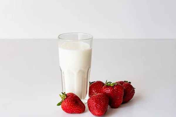Ein Glas Frische Milch Und Frische Reife Erdbeeren Frischer Bio — Stockfoto