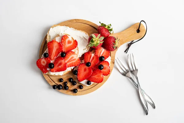 Toast Oder Bruschetta Mit Erdbeere Und Auf Frischkäse Leckeres Frühstück — Stockfoto