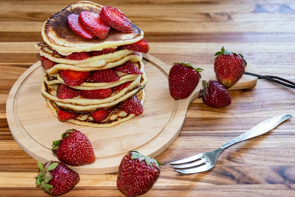 Pfannkuchen Mit Frischen Erdbeeren Isoliert Auf Holzuntergrund Ein Stapel Pfannkuchen — Stockfoto