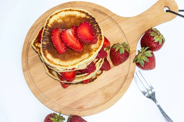 Pancakes Fresh Strawberries Isolated White Background Stack Pancakes Strawberries Breakfast — Stockfoto