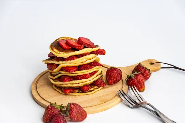 Pancakes Fresh Strawberries Isolated White Background Stack Pancakes Strawberries Breakfast — Stockfoto