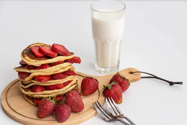 Pfannkuchen Mit Frischen Erdbeeren Isoliert Auf Weißem Hintergrund Ein Stapel — Stockfoto