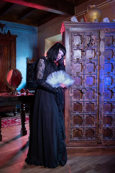 Atrakcyjna Kobieta Czarnym Gotyckim Stroju Średniowiecznym Wnętrzu — Zdjęcie stockowe