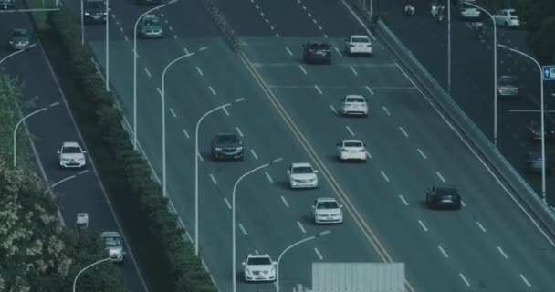 Lalu lintas di jalan raya — Stok Video