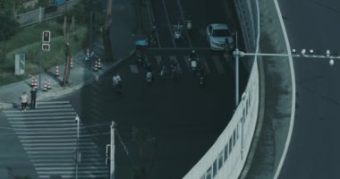 Şehirde trafik ışığı var. 