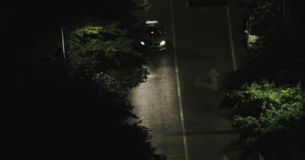 Městská ulice s projíždějícím taxi — Stock video