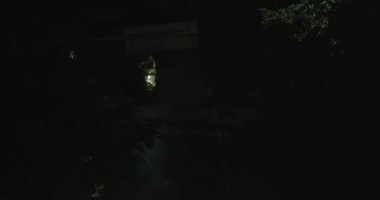 Paket teslimatçısı e-bisiklet kullanıyor. 